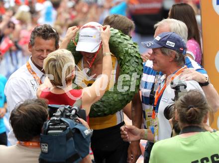 Ironman Austria.  Laufen. Neuer Weltrekord. Heather Mills uebergibt,die Siegermedaille. Marino Vanhoenacker (BEL), Franz KLammer.. KLagenfurt, am 3.7.2011.
Foto: Kuess

---
pressefotos, pressefotografie, kuess, qs, qspictures, sport, bild, bilder, bilddatenbank