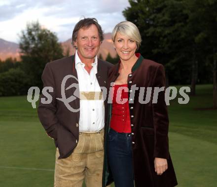 Lederhosengolfturnier. Franz Klammer, Heather Mills. Klopeinersee, am 2.7.2011.
Foto: Kuess
---
pressefotos, pressefotografie, kuess, qs, qspictures, sport, bild, bilder, bilddatenbank