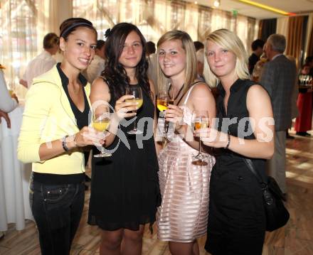 Fussball. Meisterehrung Kaerntner Fussballverband. Elisabezt Kuehn, Jasmina Skalic, Carmen OberreÃl, Melanie Schulgast (SK Kelag Kaernten Frauen) . Velden, am 4.7.2011.
Foto: Kuess
---
pressefotos, pressefotografie, kuess, qs, qspictures, sport, bild, bilder, bilddatenbank