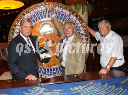 Fussball. Meisterehrung Kaerntner Fussballverband. Werner Lippitz, Ragautz, Rocky Kuess. Velden, am 4.7.2011.
Foto: Kuess
---
pressefotos, pressefotografie, kuess, qs, qspictures, sport, bild, bilder, bilddatenbank