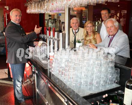 Fussball. Meisterehrung Kaerntner Fussballverband. Gerhard Doerfler, Frau Riegler, Armin Assinger, Anton Leikam. Velden, am 4.7.2011.
Foto: Kuess
---
pressefotos, pressefotografie, kuess, qs, qspictures, sport, bild, bilder, bilddatenbank