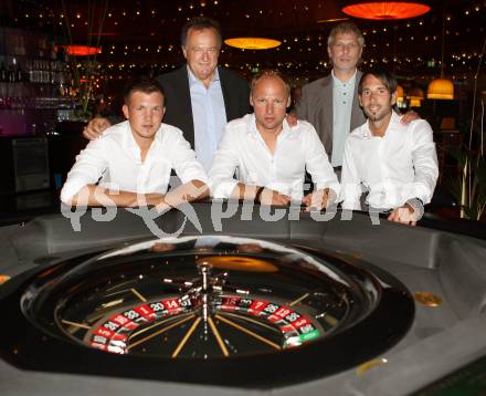 Fussball. Meisterehrung Kaerntner Fussballverband. Trainer Wallner, Peter Hrstic, Mario Ramusch. Velden, am 4.7.2011.
Foto: Kuess
---
pressefotos, pressefotografie, kuess, qs, qspictures, sport, bild, bilder, bilddatenbank