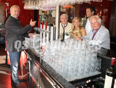 Fussball. Meisterehrung Kaerntner Fussballverband. Gerhard Doerfler, Frau Riegler, Armin Assinger, Anton Leikam. Velden, am 4.7.2011.
Foto: Kuess
---
pressefotos, pressefotografie, kuess, qs, qspictures, sport, bild, bilder, bilddatenbank