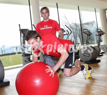 Krafttraining. Gernot Messner (WAC), Christian Kotomisky. Velden, 28.3.2011.
Foto: Kuess
---
pressefotos, pressefotografie, kuess, qs, qspictures, sport, bild, bilder, bilddatenbank