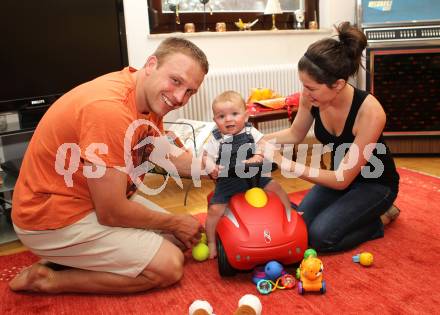 Eishockey. Thomas Poeck mit Familie. Klagenfurt, am 8.6.2011.
Foto: Kuess
---
pressefotos, pressefotografie, kuess, qs, qspictures, sport, bild, bilder, bilddatenbank