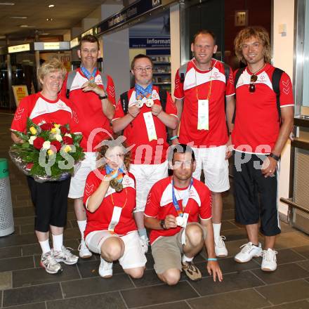 Empfang Special Olympics. Christopher Snow, Claus Kaltenbacher, Heinz Konrad, Michaela Sabitzer, Franziskus Schantl sowie die Betruer Andreas Reichmann und Kaethe Konrad. Klagenfurt, am 5.7.2011.
Foto: Kuess
---
pressefotos, pressefotografie, kuess, qs, qspictures, sport, bild, bilder, bilddatenbank