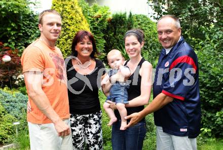 Eishockey. Thomas Poeck mit Familie. Herbert Poeck. Klagenfurt, am 8.6.2011.
Foto: Kuess
---
pressefotos, pressefotografie, kuess, qs, qspictures, sport, bild, bilder, bilddatenbank