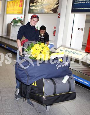 Schispringen. Thomas Morgenstern. Ankunft am Klagenfurter Flughafen. Klagenfurt, 14.3.2011.
Foto: Kuess
---
pressefotos, pressefotografie, kuess, qs, qspictures, sport, bild, bilder, bilddatenbank