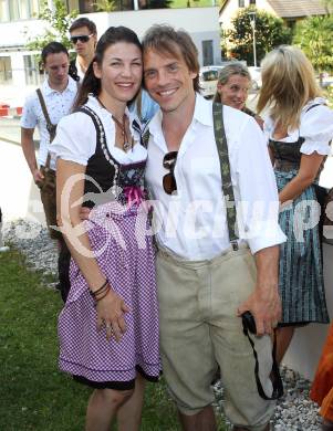 EBEL. Eishockey Bundesliga. Hochzeit Daniel Welser.  Dieter Kalt mit Ehefrau Kathrin. Moosburg, am 9.7.2011.
Foto: Kuess
---
pressefotos, pressefotografie, kuess, qs, qspictures, sport, bild, bilder, bilddatenbank