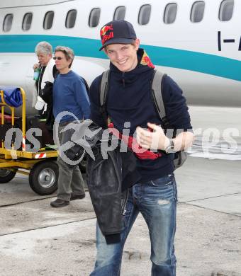 Schispringen.  Martin Koch. Ankunft am Klagenfurter Flughafen. Klagenfurt, 14.3.2011.
Foto: Kuess
---
pressefotos, pressefotografie, kuess, qs, qspictures, sport, bild, bilder, bilddatenbank