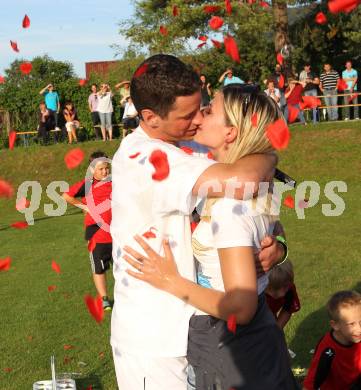 Fussball Unterliga Ost. Hochzeitsantrag von Mario Verdel (ATUS Ferlach) an seine Daniela. Ferlach, am 10.6.2011.
Foto: Kuess
---
pressefotos, pressefotografie, kuess, qs, qspictures, sport, bild, bilder, bilddatenbank