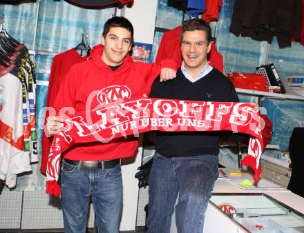 Eishockey. KAC. Manny Viveiros mit Sohn Landan. Klagenfurt, 29.3.2011.
Foto: Kuess
---
pressefotos, pressefotografie, kuess, qs, qspictures, sport, bild, bilder, bilddatenbank