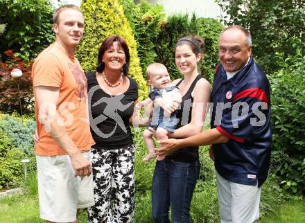 Eishockey. Thomas Poeck mit Familie. Herbert Poeck. Klagenfurt, am 8.6.2011.
Foto: Kuess
---
pressefotos, pressefotografie, kuess, qs, qspictures, sport, bild, bilder, bilddatenbank