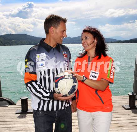 Schiedsrichterin Tanja Schett und Schiedsrichter Erik Hausott. Klagenfurt, am 8.6.2011.
Foto: Kuess
---
pressefotos, pressefotografie, kuess, qs, qspictures, sport, bild, bilder, bilddatenbank