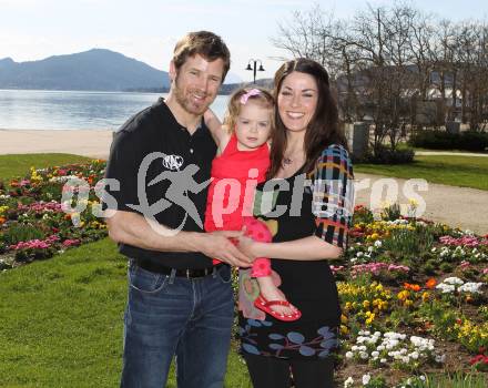 EBEL. Eishockey Bundesliga. Kirk Furey (KAC), Ehefrau Jennifer, Tochter Brinn-Leo. Klagenfurt, am 2.4.2011.
Foto: Kuess
---
pressefotos, pressefotografie, kuess, qs, qspictures, sport, bild, bilder, bilddatenbank