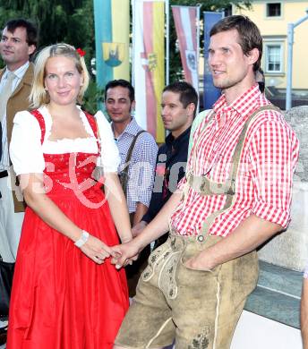 EBEL. Eishockey Bundesliga. Hochzeit Daniel Welser.  Gregor Hager mit Ehefrau. Moosburg, am 9.7.2011.
Foto: Kuess
---
pressefotos, pressefotografie, kuess, qs, qspictures, sport, bild, bilder, bilddatenbank