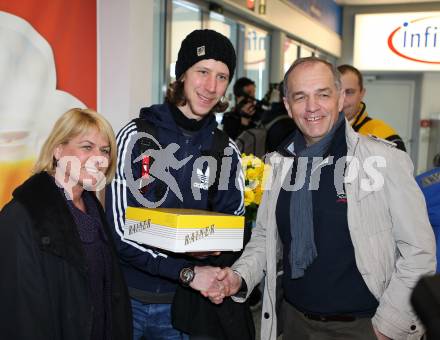 Schispringen.  Martin Koch. Ankunft am Klagenfurter Flughafen. Klagenfurt, 14.3.2011.
Foto: Kuess
---
pressefotos, pressefotografie, kuess, qs, qspictures, sport, bild, bilder, bilddatenbank