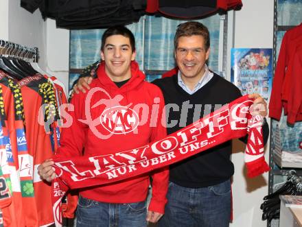 Eishockey. KAC. Manny Viveiros mit Sohn Landan. Klagenfurt, 29.3.2011.
Foto: Kuess
---
pressefotos, pressefotografie, kuess, qs, qspictures, sport, bild, bilder, bilddatenbank