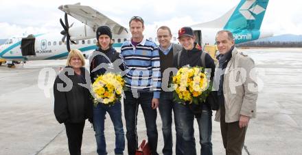 Schispringen. Thomas Morgenstern, Martin Koch, Heinz Kuttin. Ankunft am Klagenfurter Flughafen. Klagenfurt, 14.3.2011.
Foto: Kuess
---
pressefotos, pressefotografie, kuess, qs, qspictures, sport, bild, bilder, bilddatenbank