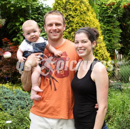 Eishockey. Thomas Poeck mit Familie. Klagenfurt, am 8.6.2011.
Foto: Kuess
---
pressefotos, pressefotografie, kuess, qs, qspictures, sport, bild, bilder, bilddatenbank