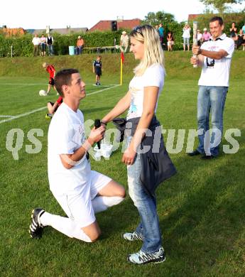 Fussball Unterliga Ost. Hochzeitsantrag von Mario Verdel (ATUS Ferlach) an seine Daniela. Ferlach, am 10.6.2011.
Foto: Kuess
---
pressefotos, pressefotografie, kuess, qs, qspictures, sport, bild, bilder, bilddatenbank