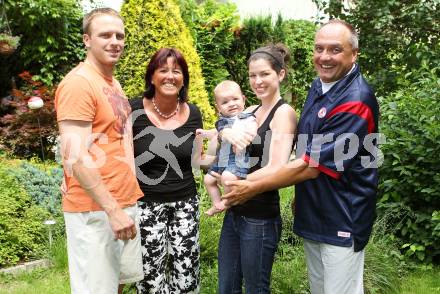 Eishockey. Thomas Poeck mit Familie. Herbert Poeck. Klagenfurt, am 8.6.2011.
Foto: Kuess
---
pressefotos, pressefotografie, kuess, qs, qspictures, sport, bild, bilder, bilddatenbank