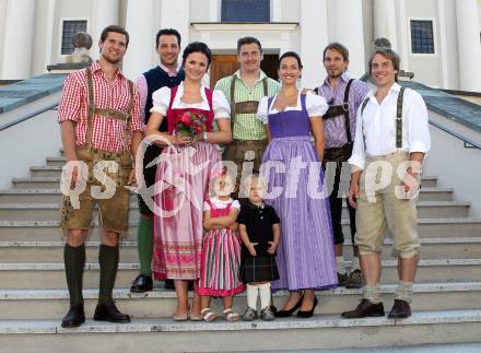 EBEL. Eishockey Bundesliga. Hochzeit Daniel Welser.  Gregor Hager, Daniel und Ulrike Welser, David Schuller mit Freundin, Thomas Koch, Dieter Kalt. Moosburg, am 9.7.2011.
Foto: Kuess
---
pressefotos, pressefotografie, kuess, qs, qspictures, sport, bild, bilder, bilddatenbank