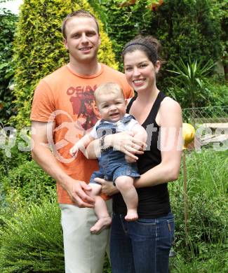 Eishockey. Thomas Poeck mit Familie. Klagenfurt, am 8.6.2011.
Foto: Kuess
---
pressefotos, pressefotografie, kuess, qs, qspictures, sport, bild, bilder, bilddatenbank