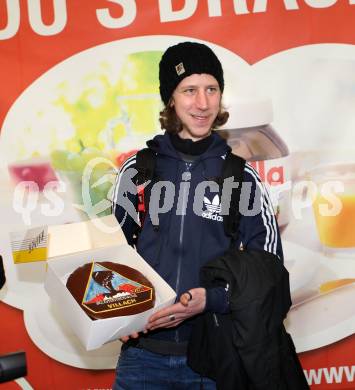 Schispringen.  Martin Koch. Ankunft am Klagenfurter Flughafen. Klagenfurt, 14.3.2011.
Foto: Kuess
---
pressefotos, pressefotografie, kuess, qs, qspictures, sport, bild, bilder, bilddatenbank