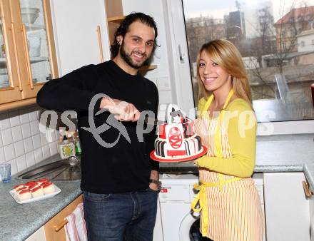 EBEL. Eishockey Bundesliga. Andy Chiodo (KAC), Melissa. Klagenfurt, am 13.3.2011.
Foto: Kuess
---
pressefotos, pressefotografie, kuess, qs, qspictures, sport, bild, bilder, bilddatenbank