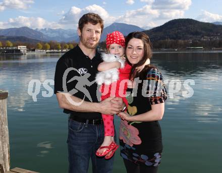 EBEL. Eishockey Bundesliga. Kirk Furey (KAC), Ehefrau Jennifer, Tochter Brinn-Leo. Klagenfurt, am 2.4.2011.
Foto: Kuess
---
pressefotos, pressefotografie, kuess, qs, qspictures, sport, bild, bilder, bilddatenbank