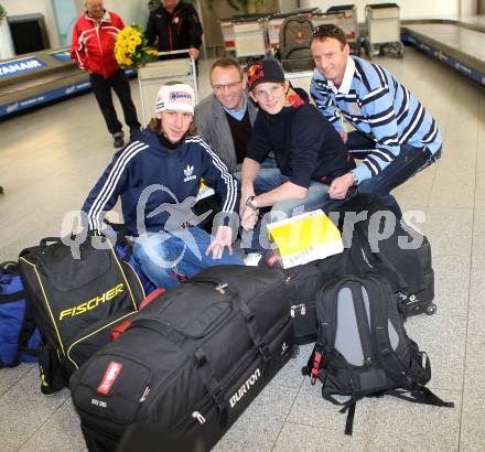 Schispringen. Thomas Morgenstern, Martin Koch, Heinz Kuttin. Ankunft am Klagenfurter Flughafen. Klagenfurt, 14.3.2011.
Foto: Kuess
---
pressefotos, pressefotografie, kuess, qs, qspictures, sport, bild, bilder, bilddatenbank