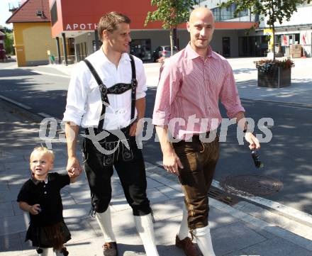 EBEL. Eishockey Bundesliga. Hochzeit Daniel Welser.  Ofner, Herbert Ratz. Moosburg, am 9.7.2011.
Foto: Kuess
---
pressefotos, pressefotografie, kuess, qs, qspictures, sport, bild, bilder, bilddatenbank