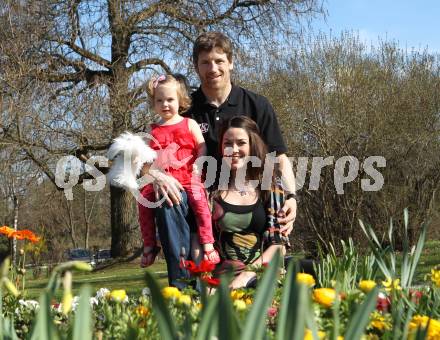 EBEL. Eishockey Bundesliga. Kirk Furey (KAC), Ehefrau Jennifer, Tochter Brinn-Leo. Klagenfurt, am 2.4.2011.
Foto: Kuess
---
pressefotos, pressefotografie, kuess, qs, qspictures, sport, bild, bilder, bilddatenbank