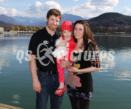 EBEL. Eishockey Bundesliga. Kirk Furey (KAC), Ehefrau Jennifer, Tochter Brinn-Leo. Klagenfurt, am 2.4.2011.
Foto: Kuess
---
pressefotos, pressefotografie, kuess, qs, qspictures, sport, bild, bilder, bilddatenbank