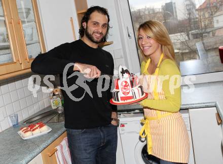 EBEL. Eishockey Bundesliga. Andy Chiodo (KAC), Melissa. Klagenfurt, am 13.3.2011.
Foto: Kuess
---
pressefotos, pressefotografie, kuess, qs, qspictures, sport, bild, bilder, bilddatenbank