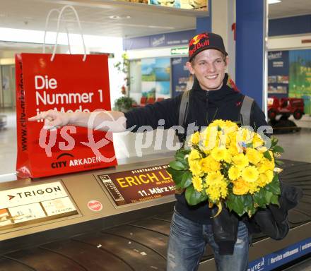 Schispringen. Thomas Morgenstern. Ankunft am Klagenfurter Flughafen. Klagenfurt, 14.3.2011.
Foto: Kuess
---
pressefotos, pressefotografie, kuess, qs, qspictures, sport, bild, bilder, bilddatenbank