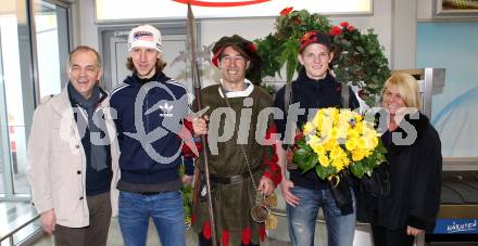 Schispringen. Thomas Morgenstern, Martin Koch. Ankunft am Klagenfurter Flughafen. Klagenfurt, 14.3.2011.
Foto: Kuess
---
pressefotos, pressefotografie, kuess, qs, qspictures, sport, bild, bilder, bilddatenbank