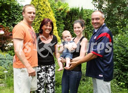 Eishockey. Thomas Poeck mit Familie. Herbert Poeck. Klagenfurt, am 8.6.2011.
Foto: Kuess
---
pressefotos, pressefotografie, kuess, qs, qspictures, sport, bild, bilder, bilddatenbank