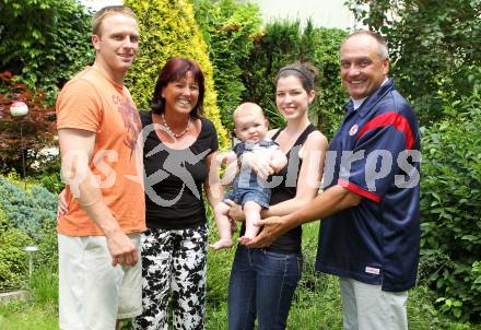 Eishockey. Thomas Poeck mit Familie. Herbert Poeck. Klagenfurt, am 8.6.2011.
Foto: Kuess
---
pressefotos, pressefotografie, kuess, qs, qspictures, sport, bild, bilder, bilddatenbank