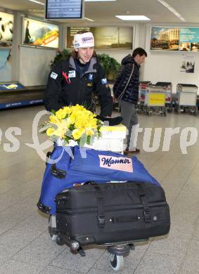 Schispringen.  Martin Koch. Ankunft am Klagenfurter Flughafen. Klagenfurt, 14.3.2011.
Foto: Kuess
---
pressefotos, pressefotografie, kuess, qs, qspictures, sport, bild, bilder, bilddatenbank