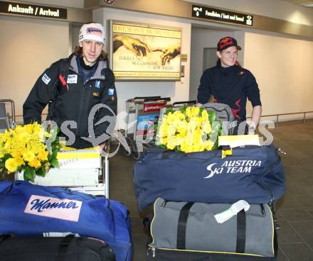 Schispringen. Thomas Morgenstern, Martin Koch. Ankunft am Klagenfurter Flughafen. Klagenfurt, 14.3.2011.
Foto: Kuess
---
pressefotos, pressefotografie, kuess, qs, qspictures, sport, bild, bilder, bilddatenbank