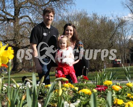 EBEL. Eishockey Bundesliga. Kirk Furey (KAC), Ehefrau Jennifer, Tochter Brinn-Leo. Klagenfurt, am 2.4.2011.
Foto: Kuess
---
pressefotos, pressefotografie, kuess, qs, qspictures, sport, bild, bilder, bilddatenbank