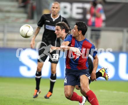 Fussball. UEFA Champions League. SK Sturm Graz gegen Videoton. Imre Szabics, (Graz), Hector Sanchez (Videoton). Klagenfurt, am 13.7.2011.
Foto: Kuess

---
pressefotos, pressefotografie, kuess, qs, qspictures, sport, bild, bilder, bilddatenbank