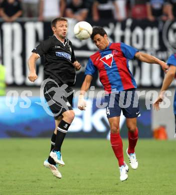 Fussball. UEFA Champions League. SK Sturm Graz gegen Videoton. Samir Muratovic, (Graz), Hector Sanchez (Videoton). Klagenfurt, am 13.7.2011.
Foto: Kuess

---
pressefotos, pressefotografie, kuess, qs, qspictures, sport, bild, bilder, bilddatenbank