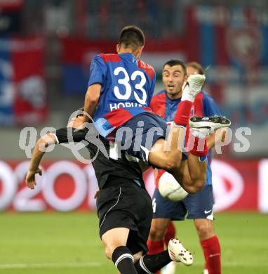 Fussball. UEFA Champions League. SK Sturm Graz gegen Videoton. Samir Muratovic, (Graz), Gabor Horvath (Videoton). Klagenfurt, am 13.7.2011.
Foto: Kuess

---
pressefotos, pressefotografie, kuess, qs, qspictures, sport, bild, bilder, bilddatenbank