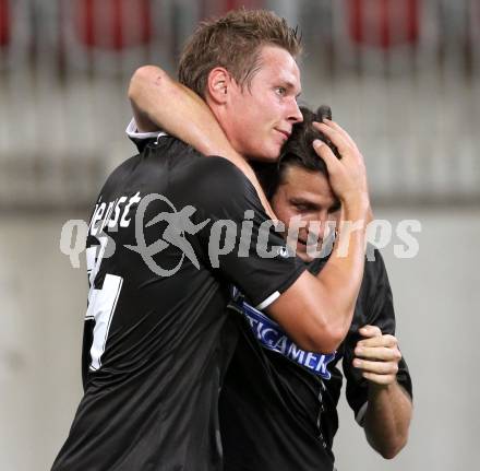 Fussball. UEFA Champions League. SK Sturm Graz gegen Videoton. Torjubel Roman Kienast,  Imre Szabics (Graz). Klagenfurt, am 13.7.2011.
Foto: Kuess

---
pressefotos, pressefotografie, kuess, qs, qspictures, sport, bild, bilder, bilddatenbank