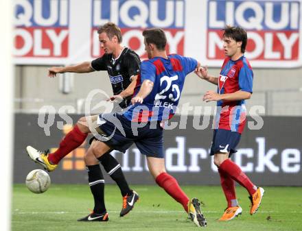 Fussball. UEFA Champions League. SK Sturm Graz gegen Videoton. Roman Kienast, (Graz), Akos Elek (Videoton). Klagenfurt, am 13.7.2011.
Foto: Kuess

---
pressefotos, pressefotografie, kuess, qs, qspictures, sport, bild, bilder, bilddatenbank