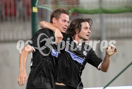 Fussball. UEFA Champions League. SK Sturm Graz gegen Videoton. Torjubel Roman Kienast,  Imre Szabics (Graz). Klagenfurt, am 13.7.2011.
Foto: Kuess

---
pressefotos, pressefotografie, kuess, qs, qspictures, sport, bild, bilder, bilddatenbank