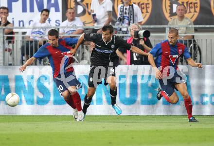 Fussball. UEFA Champions League. SK Sturm Graz gegen Videoton. Haris Bukva, (Graz),  Andras Gosztonyi, Alvaro Brachi (Videoton). Klagenfurt, am 13.7.2011.
Foto: Kuess

---
pressefotos, pressefotografie, kuess, qs, qspictures, sport, bild, bilder, bilddatenbank